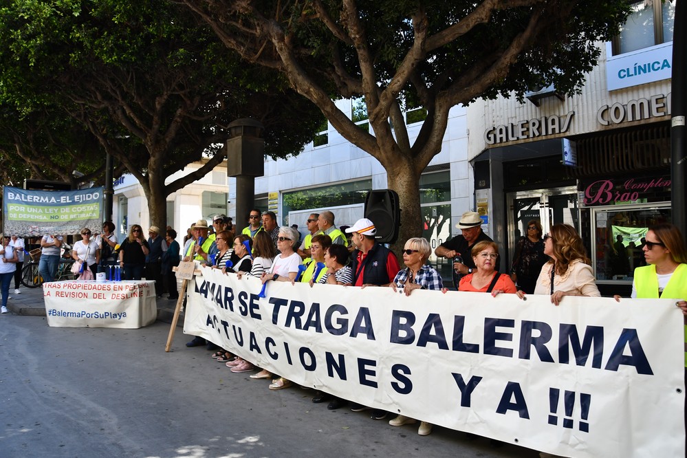 Manifestación ante Costas para exigir medidas urgentes y definitivas en la playa de Balerma