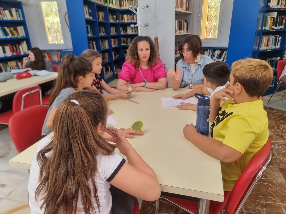 Los niños y niñas del Programa de Comunidad Gitana conocen el funcionamiento de las bibliotecas públicas