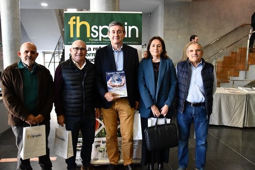 Manuel Cortés, alcalde de Adra (centro) junto a varios invitados