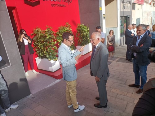 Alberto Cerezuela recibe en la entrada de la sede al alcalde de Roquetas, Gabriel Amat.