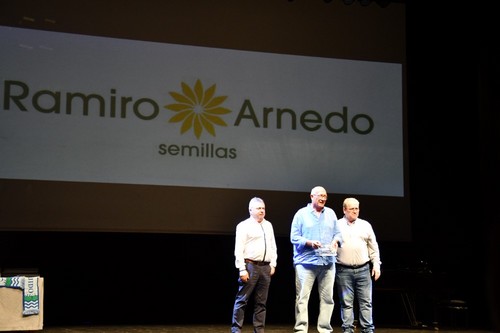 Reconocimiento a Ramiro Arnedo que recogió José Luis Martínez.