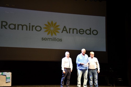 Reconocimiento a Ramiro Arnedo que recogió José Luis Martínez.