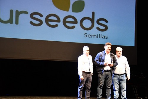 Agradecimiento a a Surseeds, recoge el premio Jorge Viseras.