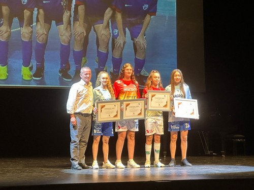 Víctor Torrecilla entregó el reconocimiento a las cadetes femeninas que participaron con la Selección de Almería.