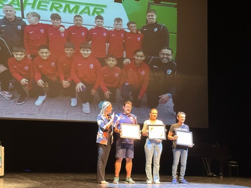 La concejala de deportes, María José Martín, junto a los padres de los jugadores alevines que recibieron un galardón por su participación con la selección de Almería.