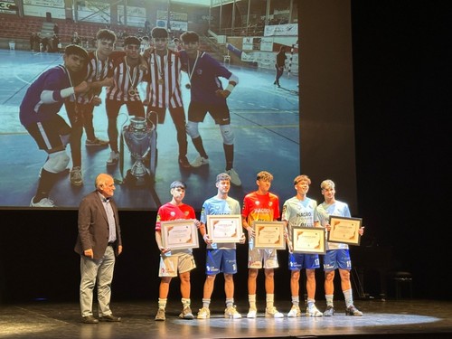 Martín Doblado entregó el reconocimiento a los cadetes Álvaro de Toro, Jesús Villegas, Francisco Javier Gómez, Marcos Matilla y Pablo Aguilera.