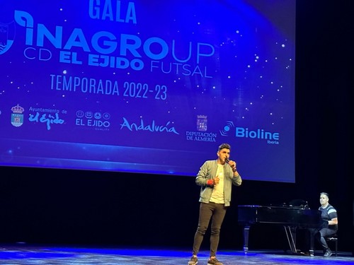 El cantante ejidense amenizó la gala con varias actuaciones.