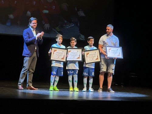El alcalde de El Ejido, Francisco Góngora, entregó un reconocimiento a jugadores del equipo benjamín que han participado con la selección de Almería.