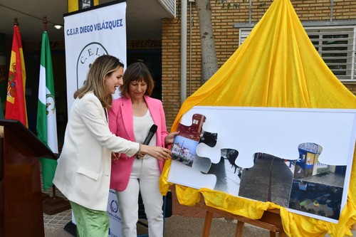 Elena Gómez pone una pieza del particular 'puzzle' del colegio.