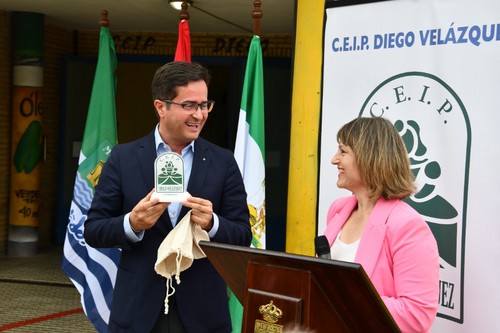 El alcalde ejidense se llevó un detalle del centro.