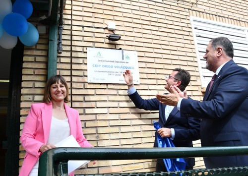 Directora, alcalde y delegado, con la placa.