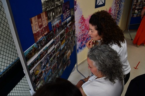 Viendo algunas de las fotografías