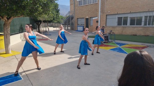 Un momento del baile interpretado por alumnas