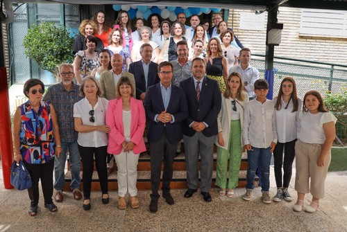 Foto de familia de los participantes en el acto.