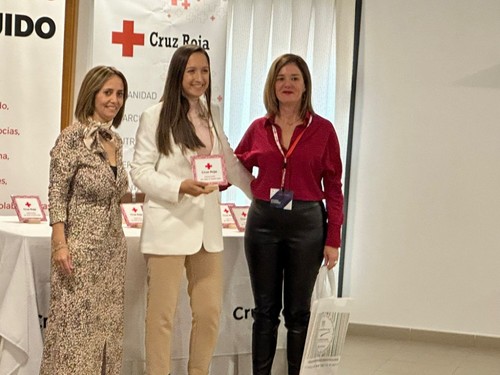 Vanesa Ferrer, tercera Teniente de Alcalde de Laujar de Andarax, recogiendo el reconocimiento entregado por la presidenta y la responsable de la Asamblea de Cruz Roja en El Ejido.
