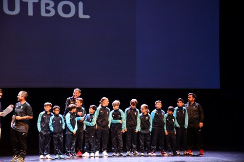 El equipo benjamín de fútbol sala junto a su entrenador y delegados.