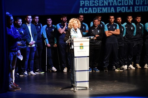 Noelia España, presidenta del Poli Ejido CF durante su intervención en la clausura de la gala.