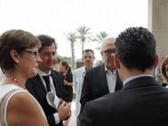 El consejero hablando con el alcalde de El Ejido y el director general de Gas Natural
