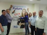 La candidata del PAL, Tina García Villegas, el presidente del partido, el exalcalde de El Ejido Juan Enciso, el concejal José Antonio García, y otros miembros de la candidatura en la pegada de carteles simbólica.