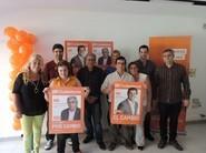 Ciudadanos posa sonriente en el acto simbólico de pegada de carteles en su sede de campaña. En el centro el candidato a la Alcaldía, Paco Rodríguez, junto a otros miembros de su candidatura.