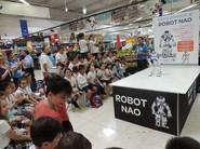 El robot NAO interactuando con los pequeños asistentes.