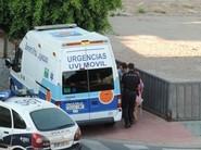 La joven sube a la ambulancia bajo la atenta mirada de los vecinos.