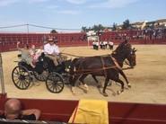 Las reinas de las fiestas recorrieron el ruedo en coche de caballos.