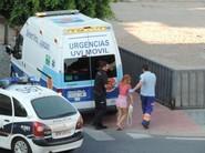 La agredida llega hasta la ambulancia por su propio pie.