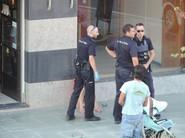Los agentes se disponen a hablar con los acompañantes de la joven.