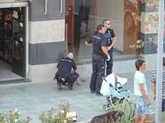 Mientas un agente sigue atendiendo a la chica, otros intentan identificar a sus acompañantes.