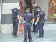 Un importante dispositvo policial atiende a la joven.