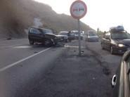 Los viajeros, a su paso junto a la zona del siniestro, miran lo ocurrido.