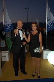 Un brindis por los 25 años.
