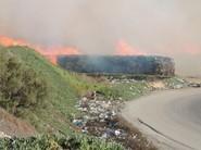 Balas de materia vegetal seca empaquetadas en pleno incendio.