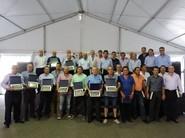 Socios y agricultores tras recibir su placa de reconocimiento