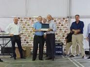 Manuel Gómez, concejal de Agricultura ejidense, no se perdió la ocasión y entregó una placa a un agricultor veterano