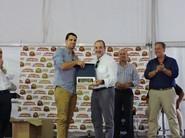 Rubén González recogió la placa en nombre de su padres, José Ramón