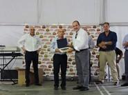 El delegado de agricultura, José Ortiz, entregó una placa de reconocimiento