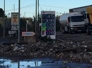 La vía de acceso que comunica Santa María del Águila con La Redonda quedó seriamente dañada por la tierra y el agua a la altura de la gasolinera