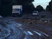 La vía de acceso que comunica Santa María del Águila con La Redonda quedó seriamente dañada por la tierra y el agua a la altura de la gasolinera