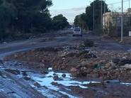 La vía de acceso que comunica Santa María del Águila con La Redonda quedó seriamente dañada por la tierra y el agua a la altura de la gasolinera