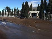 La rambla de Ejido Norte anegó con tierra y barro los accesos al cementerio de El Ejido