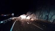 El agua derrumbó la montaña sobre la carretera de El Cañarete