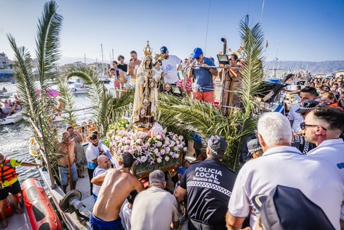 Así fue la procesión por mar y tierra de la Virgen del Carmen y Santa Ana