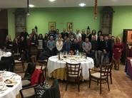 Foto de familia de todos los asistentes a la cena navideña entre la prensa y el CD El Ejido