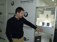 Miguel Ángel Cañadas, responsable de Marketing de Premium Almería, presentando el kit que se entrega a los clientes que adquieren un BMW.