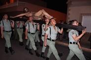 Por su barrio. Caballeros legionarios portando el Santísimo Cristo de la Buena Muerte por la calle Loma de la Mezquita de El Ejido. /Rafa Villegas