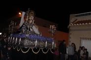 En La Loma de la Mezquita. Nuestra Señora de las Angustias a su paso por la calle principal de este barrio ejidense. /Rafa Villegas