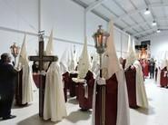 Preparados. Los penitentes y la Virgen de los Dolores salieron desde su recién estrenada Casa Hermandad, en Santa María del Águila. /Elena Sánchez.