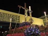 El Santísimo Cristo de la Paz, de Santa María del Águila, en la puerta del templo, esperando la llegada de la Virgen de los Dolores. /Elena Sánchez.